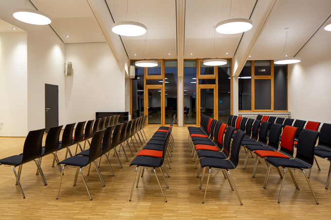 Großer Saal mit Bestuhlung mit Blick auf Glasfassade
