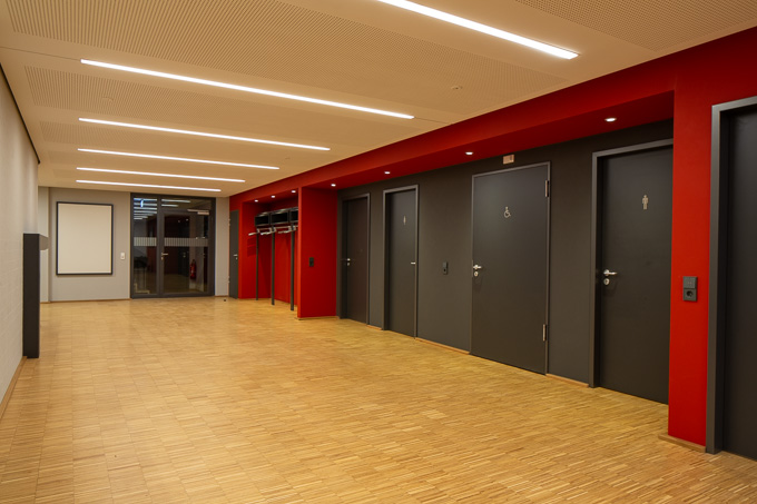 Foyer mit Blick auf Garderobe und Treppenhaus