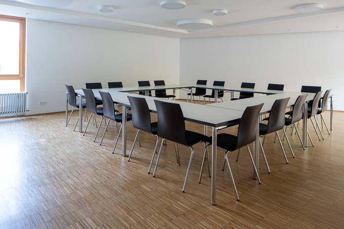 Clubraum ohne künstliche Beleuchtung