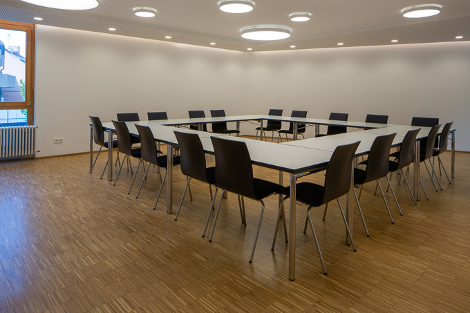 Clubraum mit künstlicher Beleuchtung