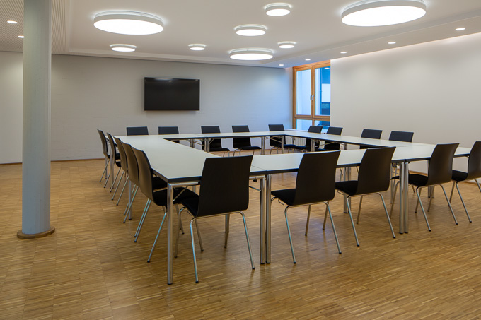 Clubraum mit künstlicher Beleuchtung mit Blick zum Monitor