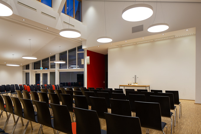 Großer Saal mit Bestuhlung, Blick auf kleiner Saal