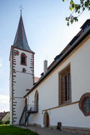 Außenrenovierung Petruskirche Gerlingen Blick zum Turm vom Kirchplatz